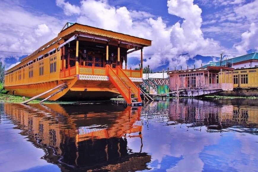 How to Book Houseboats Online in Kashmir for a Dreamy Getaway