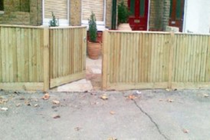 Expert Fencing Contractors in Bromley - Domestic & Commercial Fencing Services