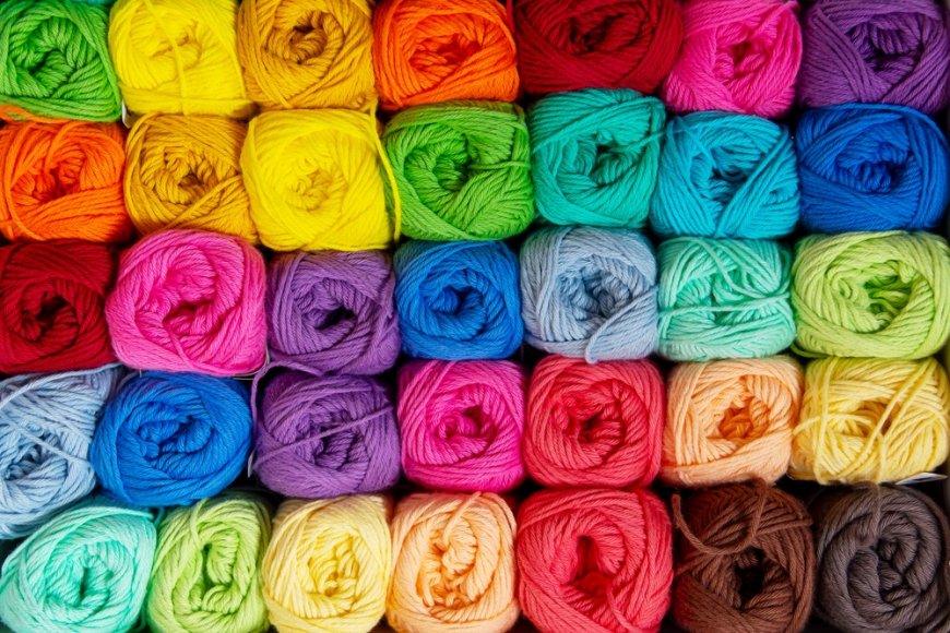 What Are the Differences Between Acrylic and Polyester Yarn?