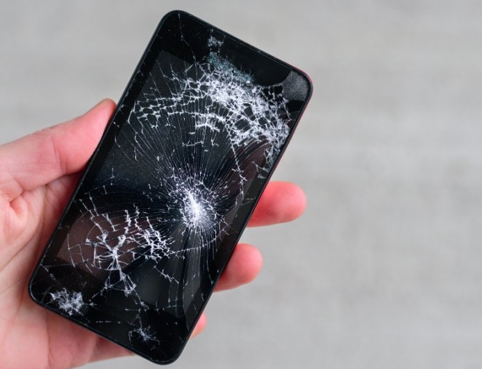 What Happens If You Ignore a Cracked Phone Screen?