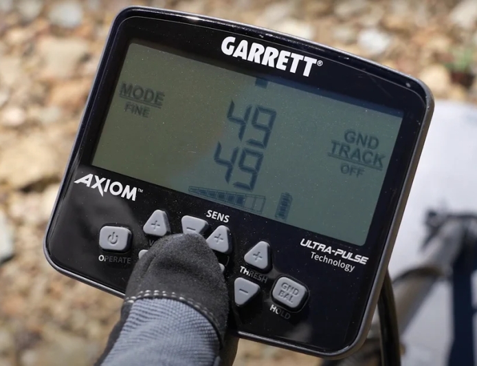 Deep Sands, Substantial Caches: Mastering Distance Tracking and Long-Range Locators