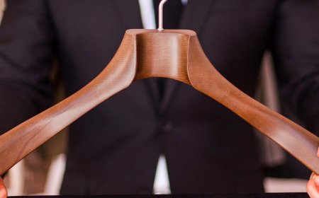 What Makes the Best Suit Hanger for Suits in the USA?