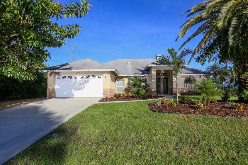 What makes Venice, Florida, different from a resort vacation?